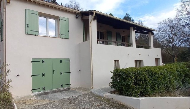 Provençal villa with garden and parking for 4 near Riez center