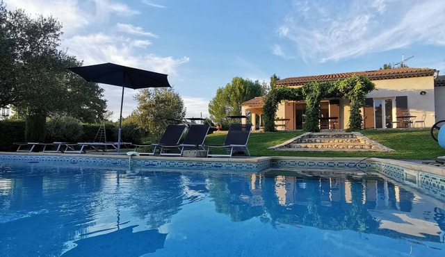 Provençal villa with HEATED SWIMMING POOL near LOURMARIN and LUBERON vineyards