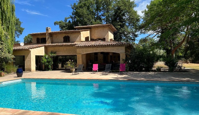 PROVENCAL VILLA WITH LARGE SWIMMING POOL AND GARDEN