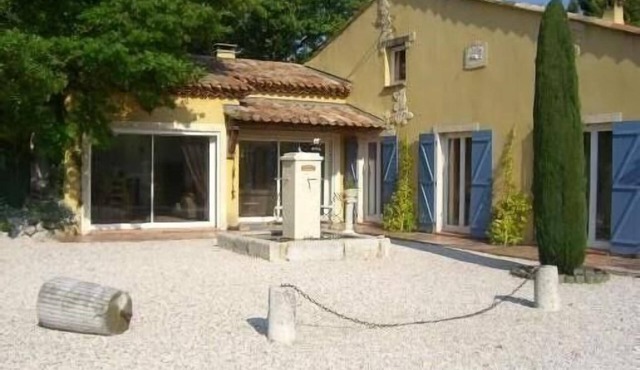 Provencal villa with large swimming pool, quiet location not overlooked in Fuveau
