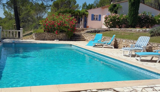 Provencal villa with private pool, wide views