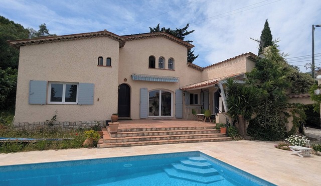 Provencal villa with pool in Grasse
