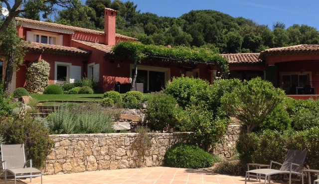 Provencal villa with pool and very large garden
