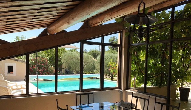 Provencal villa with pool near Avignon