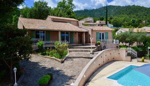 Provencal villa with swimming pool and mature garden in the heart of Green Provence