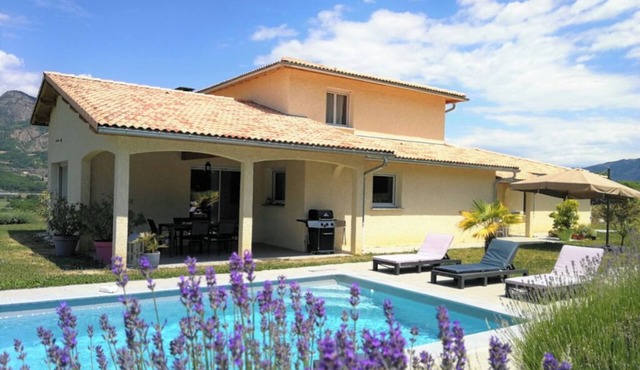 Provencal villa with swimming pool, between Gap and Sisteron