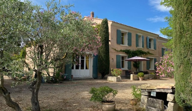 Provencal village farmhouse 7 minutes from Avignon. TGV station 6 km.