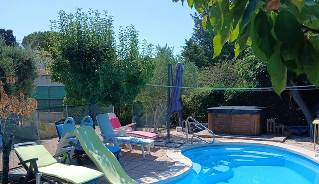 Provence Bungalow Family 3 Rooms Swimming pool sharing 1h00 8km from Avignon