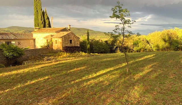 Provence: centuries-old farmhouse, very calm and authentic, surrounded by nature