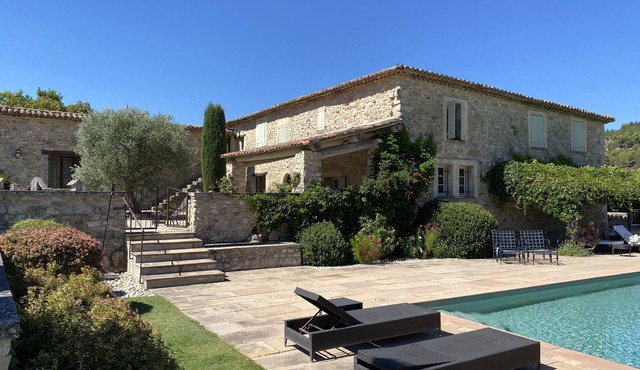 Provence Céreste in Luberon, 18th century sheepfold, between Apt and Manosque, on 47 ha