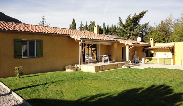 PROVENCE (Drôme Provençale) Beautiful property near Nyons with large swimming pool