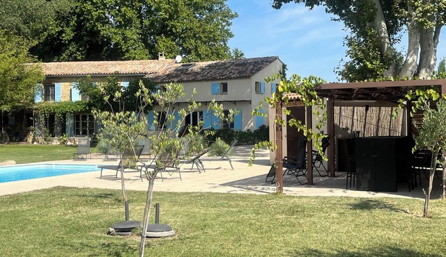 Provence house in the Rhone wine region, with a large private garden & pool