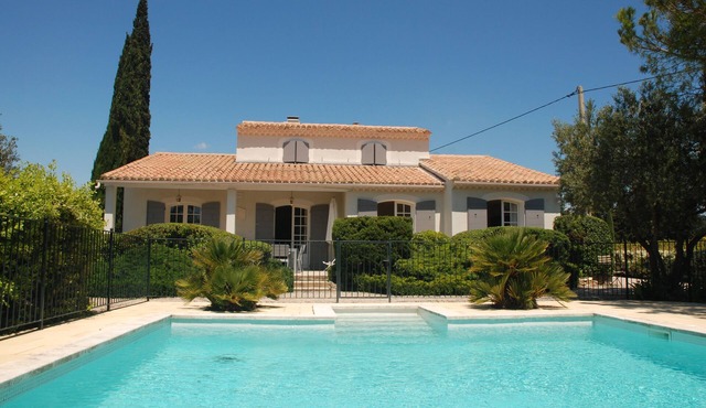 Provence ideally located in the middle of vineyards, single storey villa 8 pers.