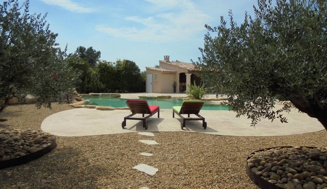 Provence, its lavender, the song of the cicadas, the sun . Let yourself be seduced .