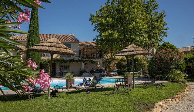 Provence Orange, 4* in restored farmhouse for 5 with terrace, swimming pool and parking lot