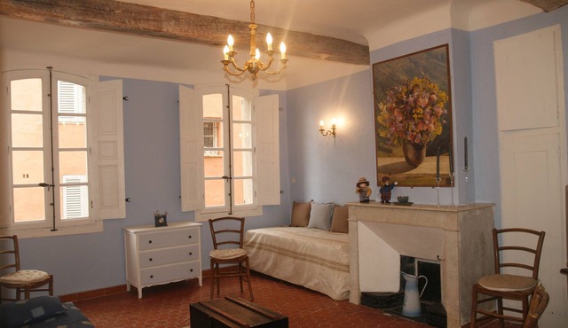 Provence Typical house with studio in the center of the village of Callas