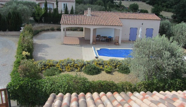 Provence, villa with swimming pool, on the lavender plateau, sunny