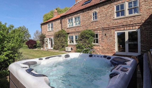 PROVIDENCE FARMHOUSE, family friendly, with hot tub in Easingwold