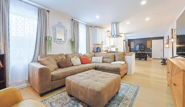 Providence Getaway 3 Bed 2 Bath w/Parking