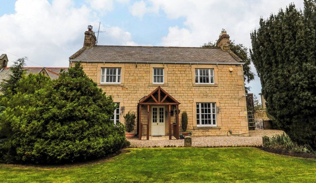 PRUDHOE COTTAGE, pet friendly, character holiday cottage in Prudhoe