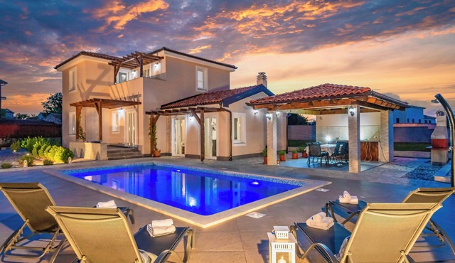 Prunkvolle Villa mit Großem Pool