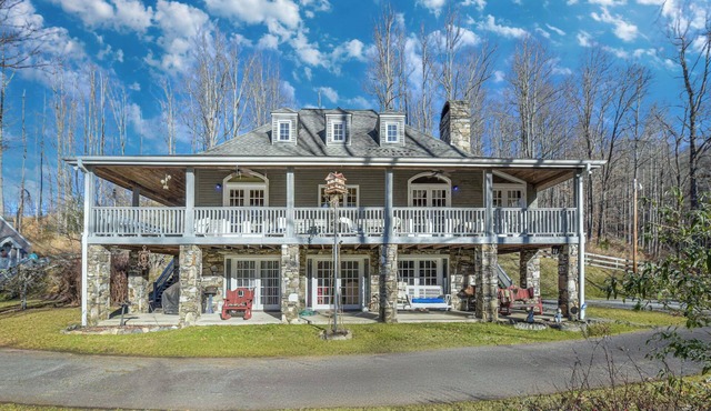 Prv Pond, Yard, Main+Guest House | Hamersmith Hollow Retreat Estate by AvantStay