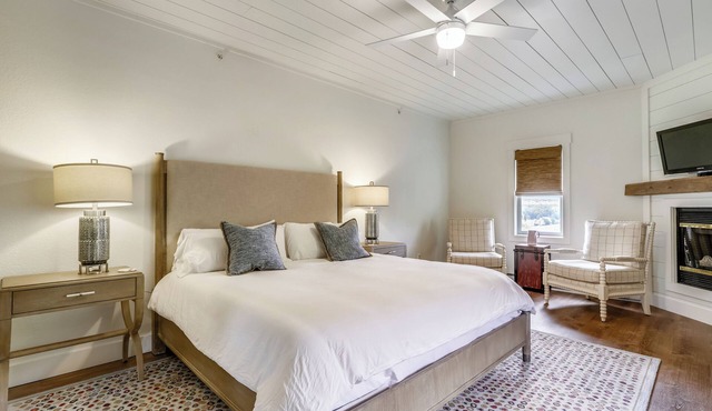 Prvt Rm 9: Prvt bath, gas fireplace, cable TV