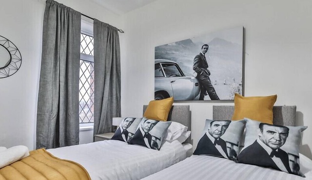 Psalters Lane - A newly refurbished, fully serviced house on a quiet residential street with plen...