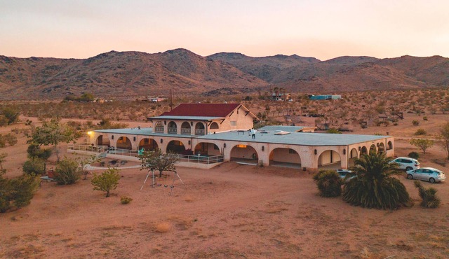 Psychic Arches - Hot Tub, Pool Table, Cowboy Pool, Fireplace, Arcade, Views!