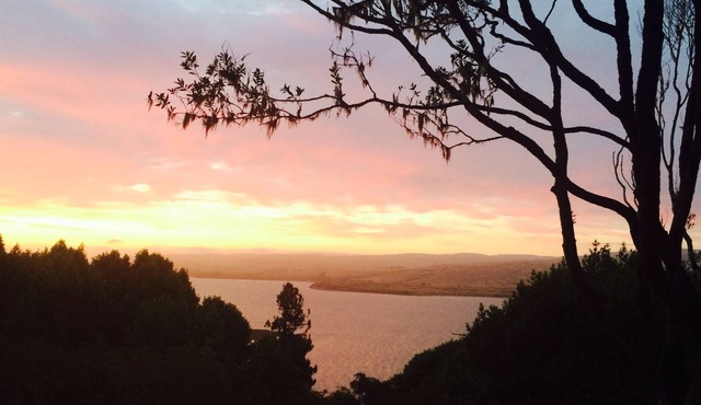 Pt Reyes 2 Cottage Retreat Over Tomales Bay from $375/nt (for Chalet only)