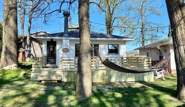 Ptoobies Place- waterfront cottage with boat dock & NEW deck!