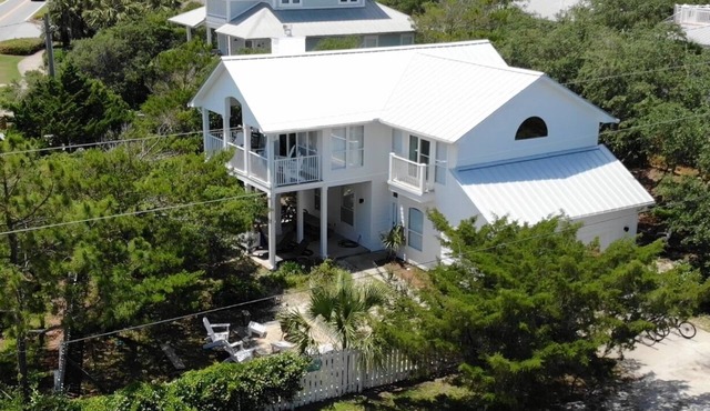 PUBLIC BEACH ACCESS 65 steps from door. Central to all of 30A! Bikes included.