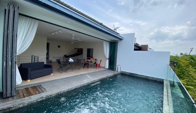 Puchong New Private Pool & Jacuzzi up to 30 Pax