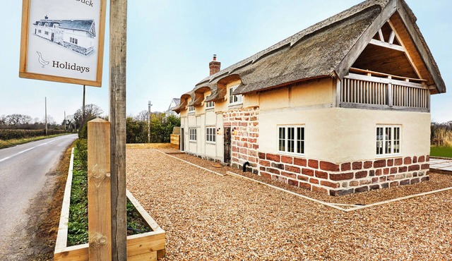 PUDDLED DUCK COTTAGE, pet friendly, with open fire in Tattenhall