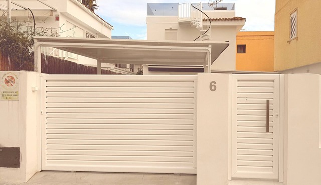 Puerto Beach House: Sea Views, Wi-Fi & Air Conditioning