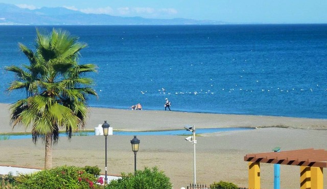 Puerto de la Duquesa, beachfront and direct access to the pool!