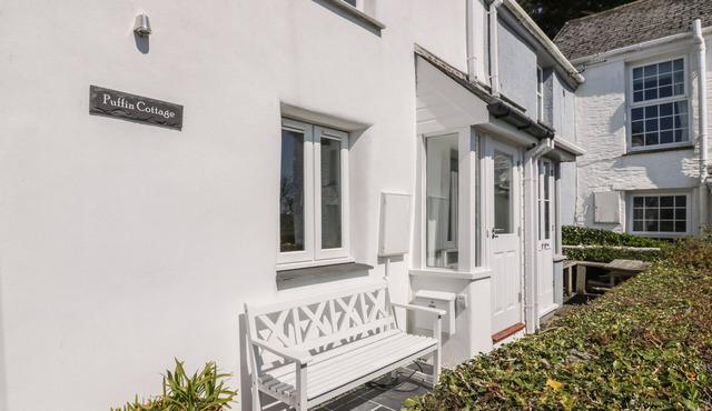 PUFFIN COTTAGE, country holiday cottage, with open fire in St Mawes