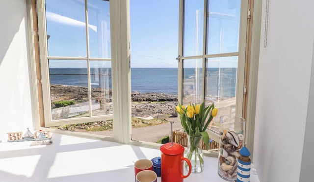 PUFFIN COTTAGE, family friendly, character holiday cottage in Craster
