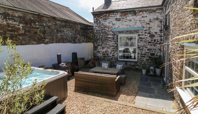 PUFFIN HOUSE, pet friendly, character holiday cottage in Hartland