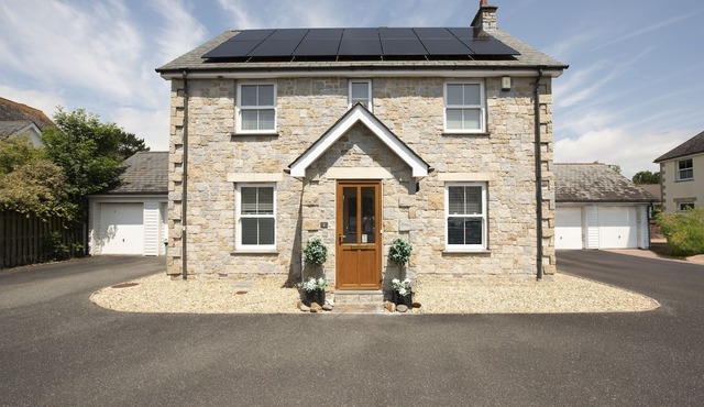 Puffin Way is a spacious and detached four-bedroom holiday home in Cornwall