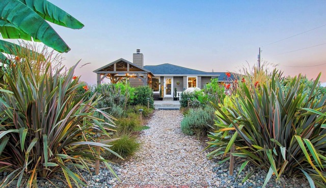 Puget Island Riverfront Getaway with Hot tub