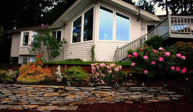 Puget Sound Beach House - Gorgeous Waterfront, Views - Beach Access