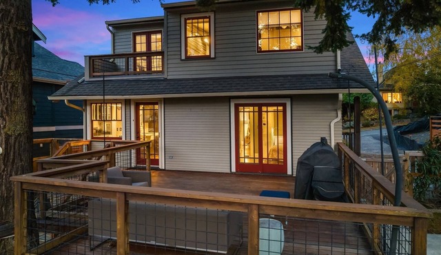 Puget Sound & Olympic Views · 3BR Queen Anne Craftsman · Free Parking