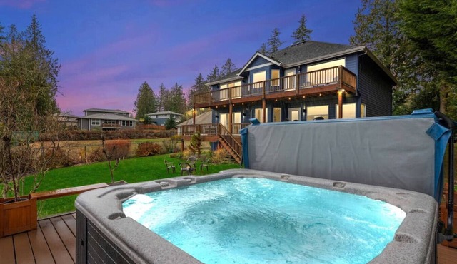 Puget Sound Retreat - 4 Bedroom Home w/Hot Tub
