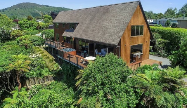 Pukeko Landing | Stunning Lake Views with Spa Pool