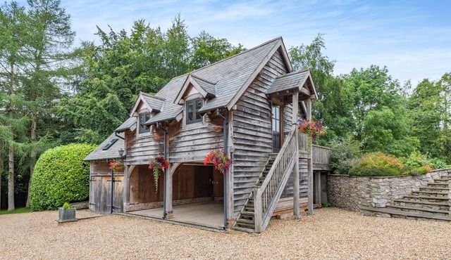 PULTHELEY COTTAGE, romantic, with hot tub in Churchstoke
