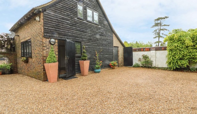 PUMP HOUSE, pet friendly, luxury holiday cottage in Hellingly