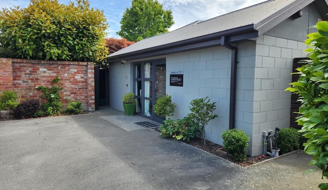 PUMPHOUSE APARTMENT- AIRPORT,spacious,private, warm, homely, family