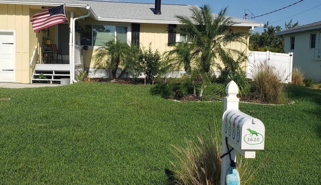 Punta Gorda! Charming heated salt pool, dead end, on canal, access to Harbor!