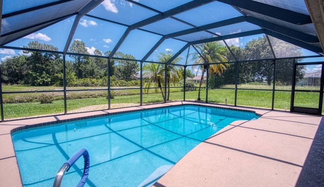 Punta Gorda Vacation Retreat with pool-15 minutes to downtown.